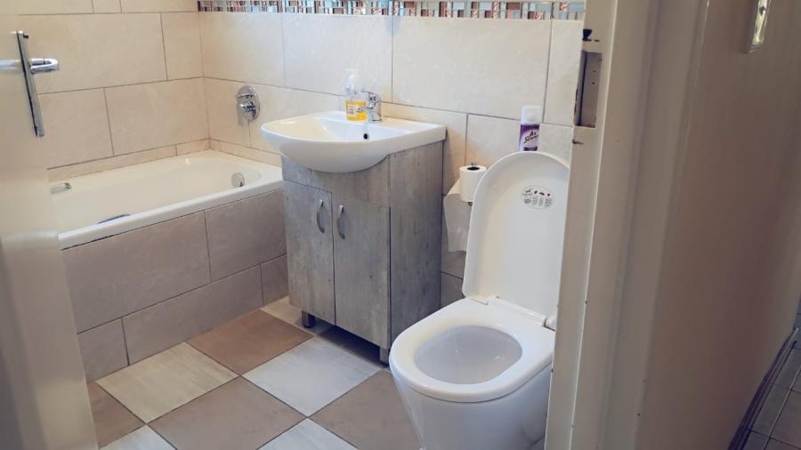 5 Bedroom Property for Sale in Ilitha Park Western Cape